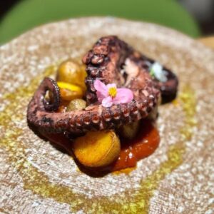 Осьминог с фирменным соусом и бейби картофелем